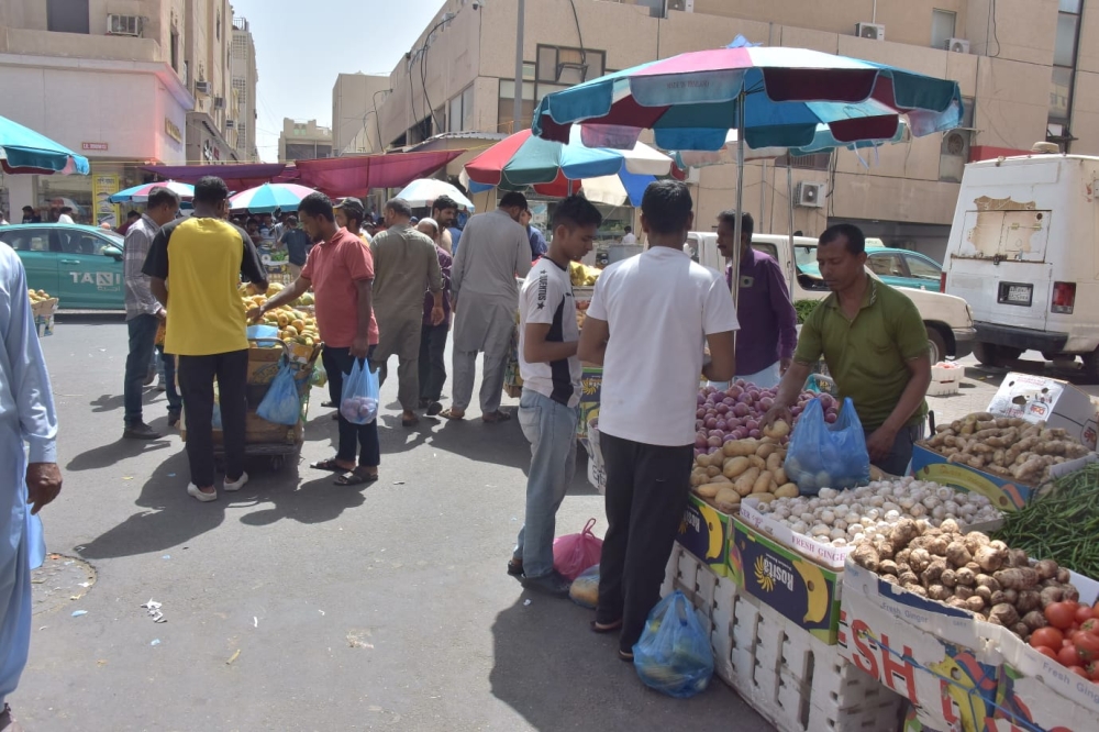 مشهد كل جمعة.. فوضى بسطات ”الجائلة“ تحول ”سيكو الدمام“ إلى ساحة عشوائية