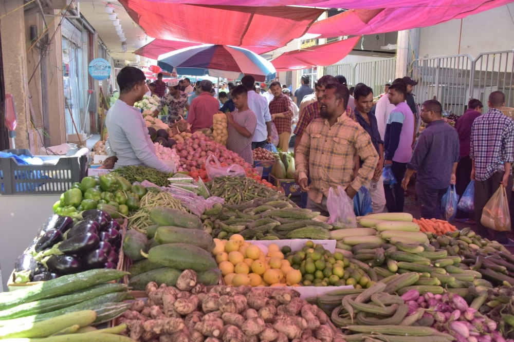 مشهد كل جمعة.. فوضى بسطات ”الجائلة“ تحول ”سيكو الدمام“ إلى ساحة عشوائية