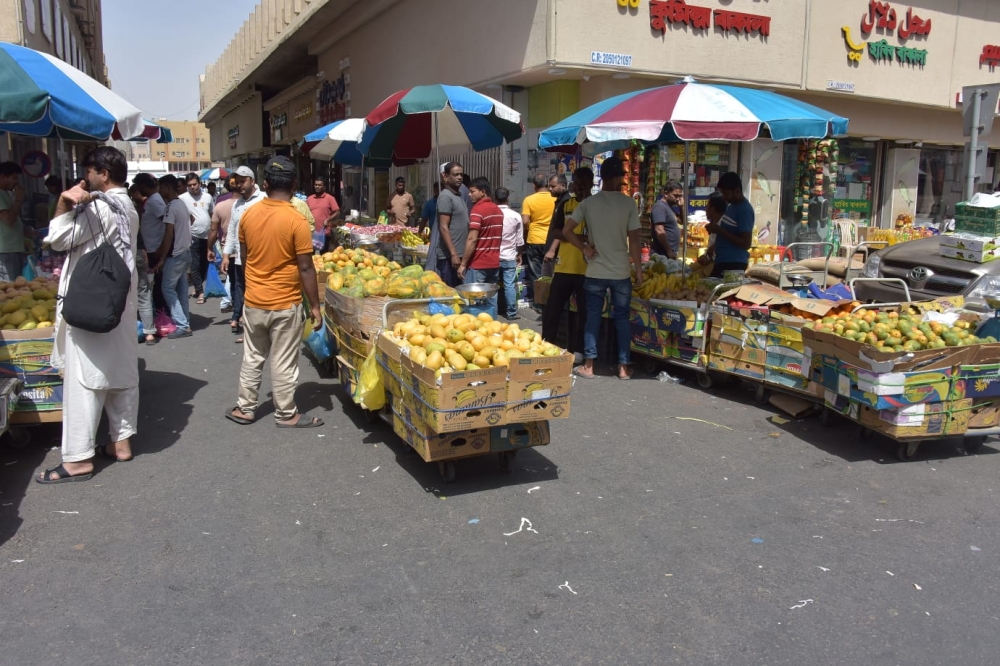 مشهد كل جمعة.. فوضى بسطات ”الجائلة“ تحول ”سيكو الدمام“ إلى ساحة عشوائية