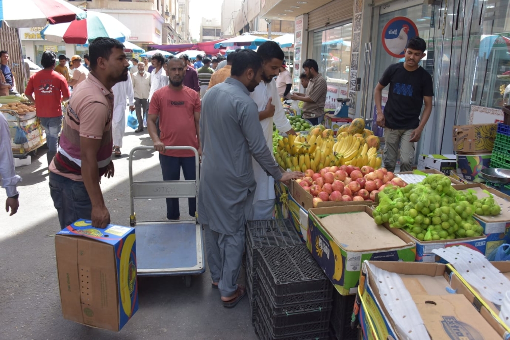 مشهد كل جمعة.. فوضى بسطات ”الجائلة“ تحول ”سيكو الدمام“ إلى ساحة عشوائية