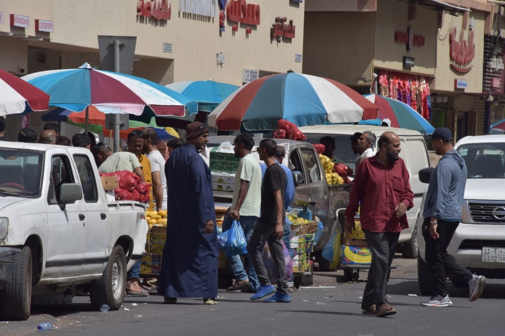 مشهد كل جمعة.. فوضى بسطات ”الجائلة“ تحول ”سيكو الدمام“ إلى ساحة عشوائية