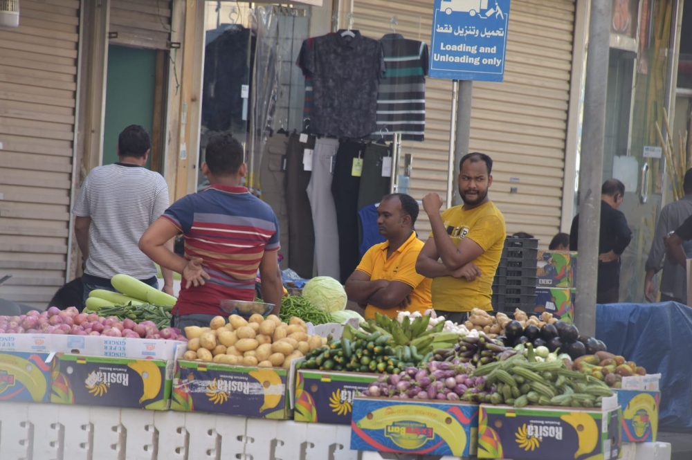 مشهد كل جمعة.. فوضى بسطات ”الجائلة“ تحول ”سيكو الدمام“ إلى ساحة عشوائية