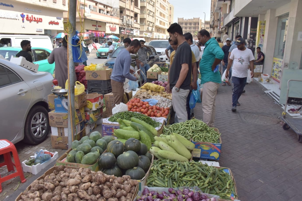 مشهد كل جمعة.. فوضى بسطات ”الجائلة“ تحول ”سيكو الدمام“ إلى ساحة عشوائية