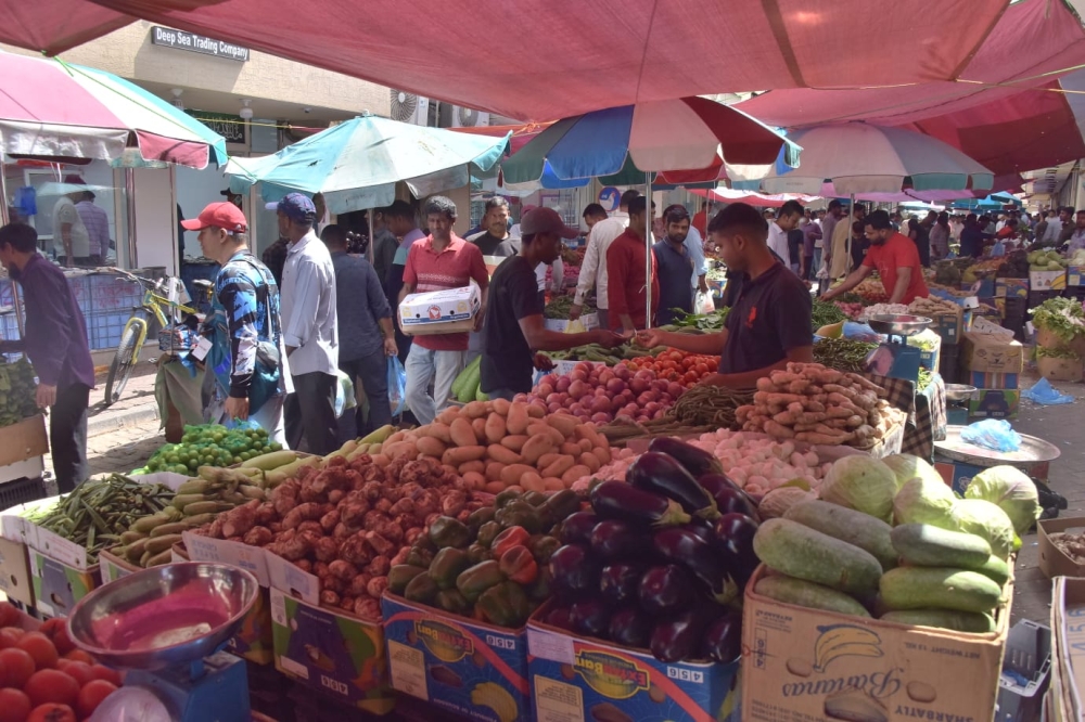 مشهد كل جمعة.. فوضى بسطات ”الجائلة“ تحول ”سيكو الدمام“ إلى ساحة عشوائية