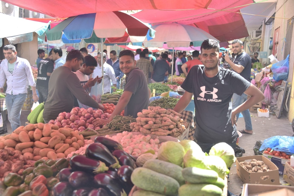 مشهد كل جمعة.. فوضى بسطات ”الجائلة“ تحول ”سيكو الدمام“ إلى ساحة عشوائية