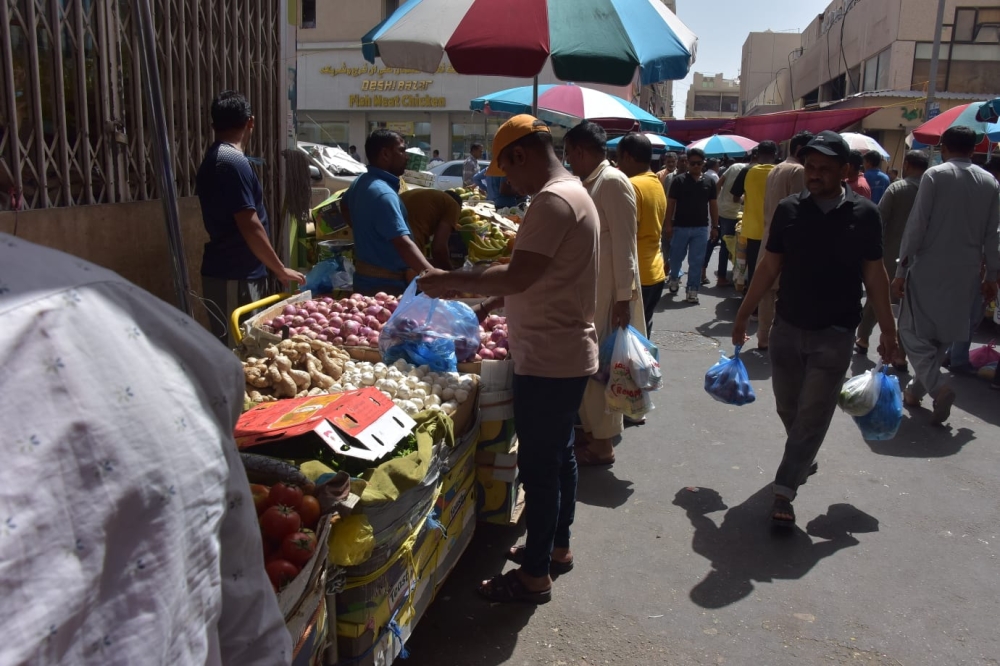 مشهد كل جمعة.. فوضى بسطات ”الجائلة“ تحول ”سيكو الدمام“ إلى ساحة عشوائية