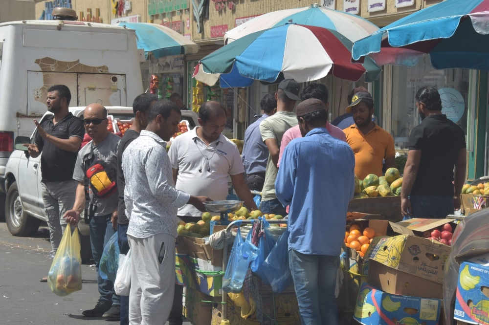مشهد كل جمعة.. فوضى بسطات ”الجائلة“ تحول ”سيكو الدمام“ إلى ساحة عشوائية