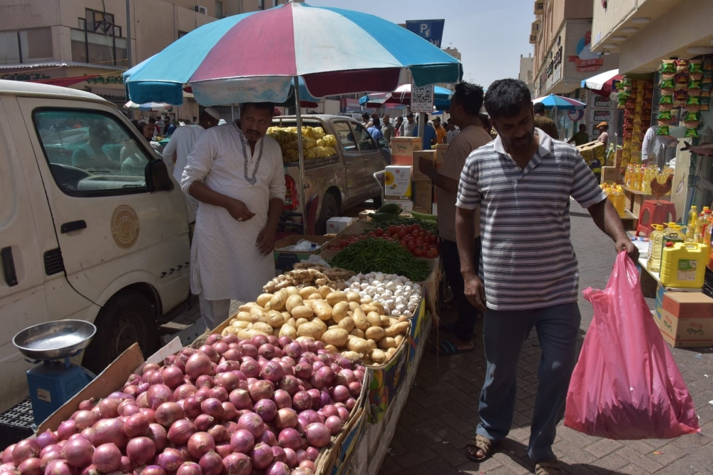 مشهد كل جمعة.. فوضى بسطات ”الجائلة“ تحول ”سيكو الدمام“ إلى ساحة عشوائية