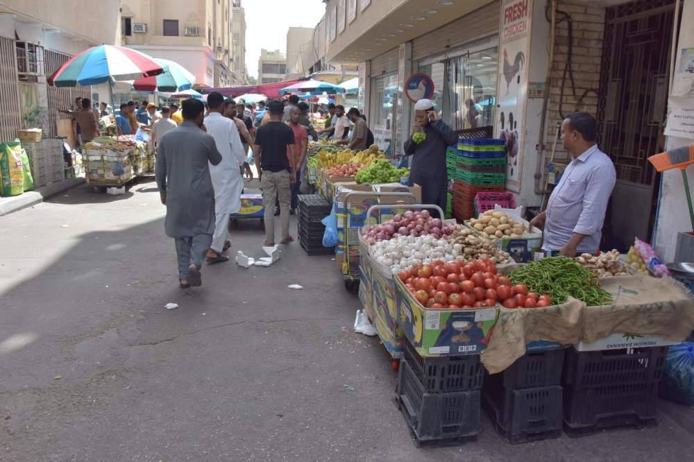 مشهد كل جمعة.. فوضى بسطات ”الجائلة“ تحول ”سيكو الدمام“ إلى ساحة عشوائية