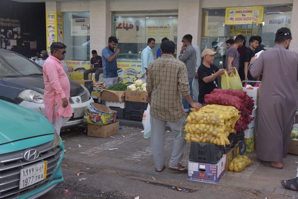 مشهد كل جمعة.. فوضى بسطات ”الجائلة“ تحول ”سيكو الدمام“ إلى ساحة عشوائية