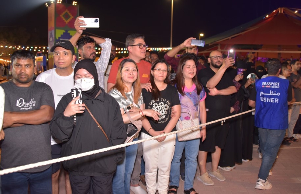 أبناء الجالية الفلبينية لـ