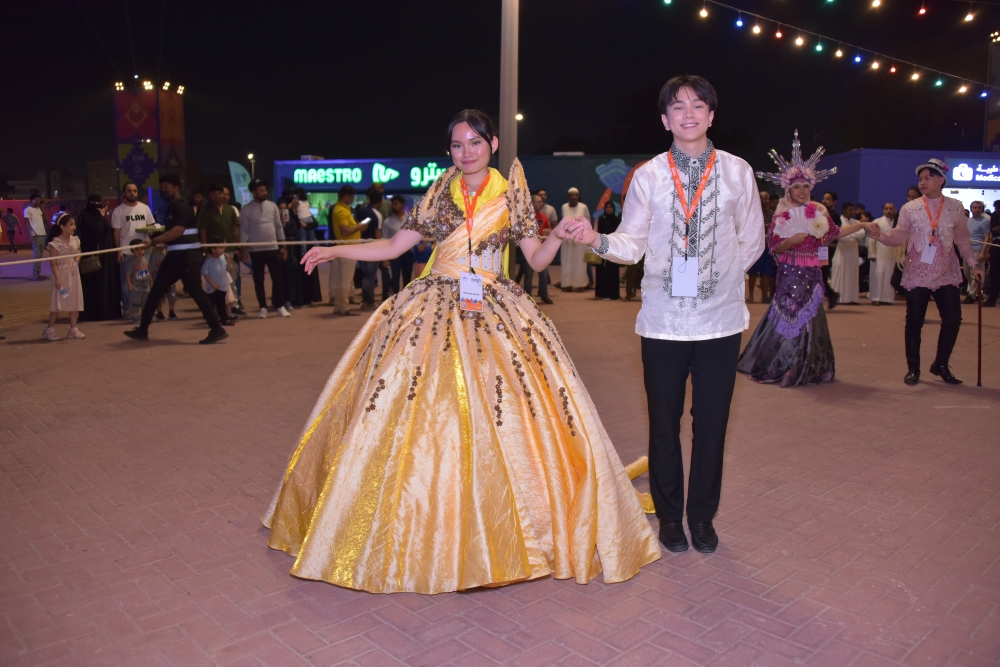 أبناء الجالية الفلبينية لـ