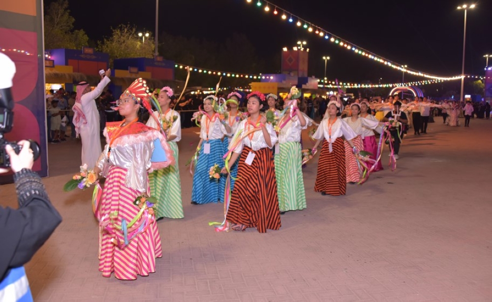 أبناء الجالية الفلبينية لـ