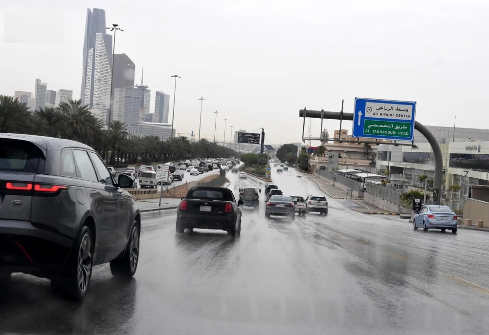 أتربة مثارة وأمطار خفيفة إلى متوسطة على أجزاء من المنطقة الشرقية