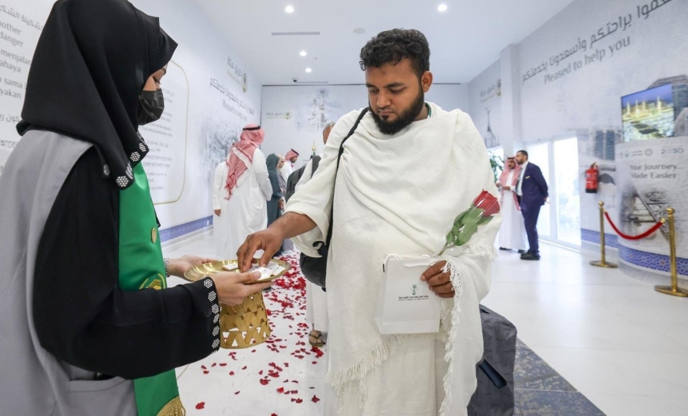 استقبال أول وفود الحجاج من بنغلاديش لموسم حج 1446هـ في جدة - واس