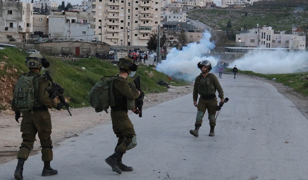 مع مواجهات عنيفة.. استشهاد فلسطيني برصاص الاحتلال جنوب الضفة
