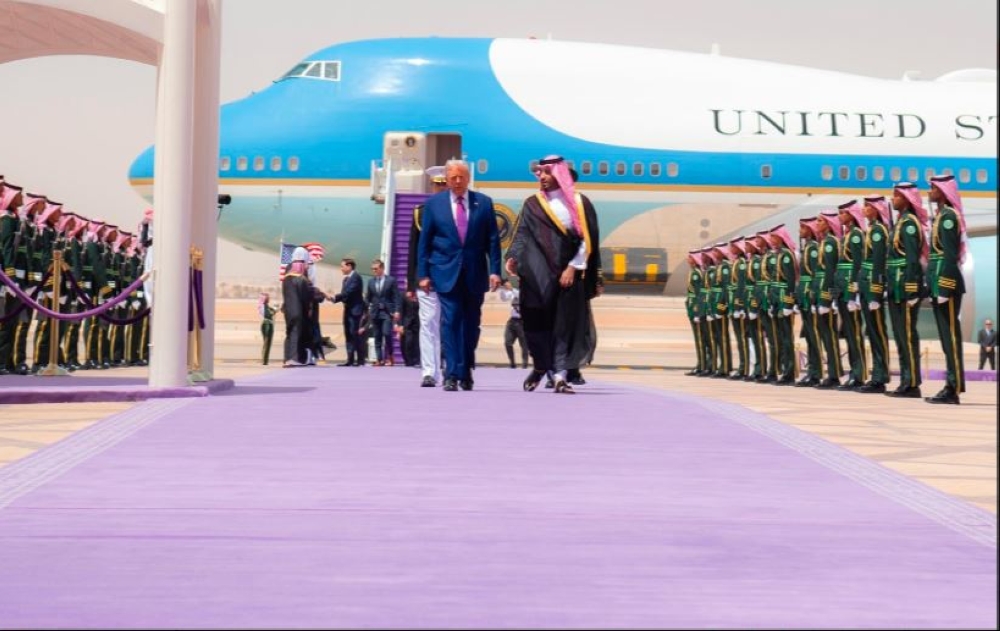 ولي العهد يستقبل الرئيس الأمريكي في مطار الملك خالد بالرياض