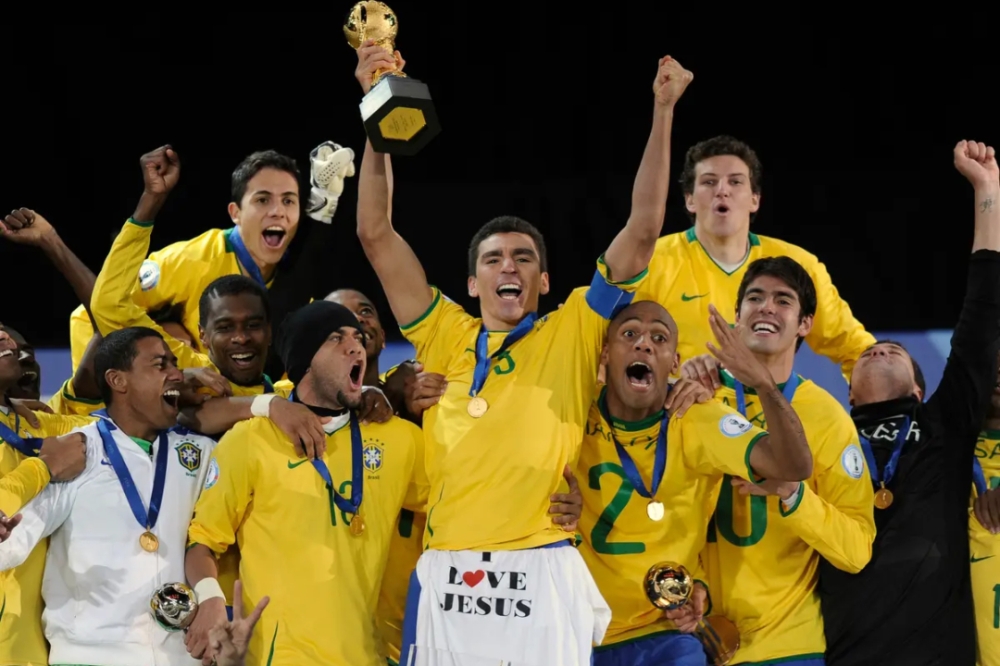 نقل لاعب منتخب البرازيل السابق إلى المستشفى بسبب حروق