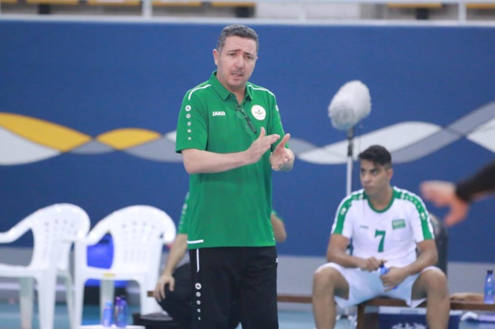 محمد بن الشيخ يشرف على تدريب المنتخب الاول لكرة الطائرة 