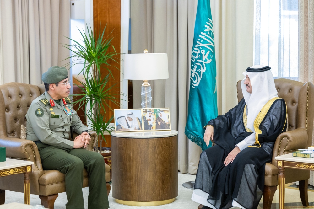أمير المنطقة الشرقية يستقبل مدير عام الجوازات