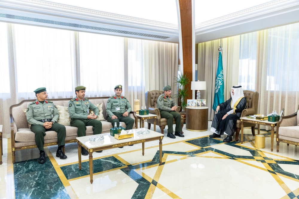 أمير المنطقة الشرقية يستقبل مدير عام الجوازات
