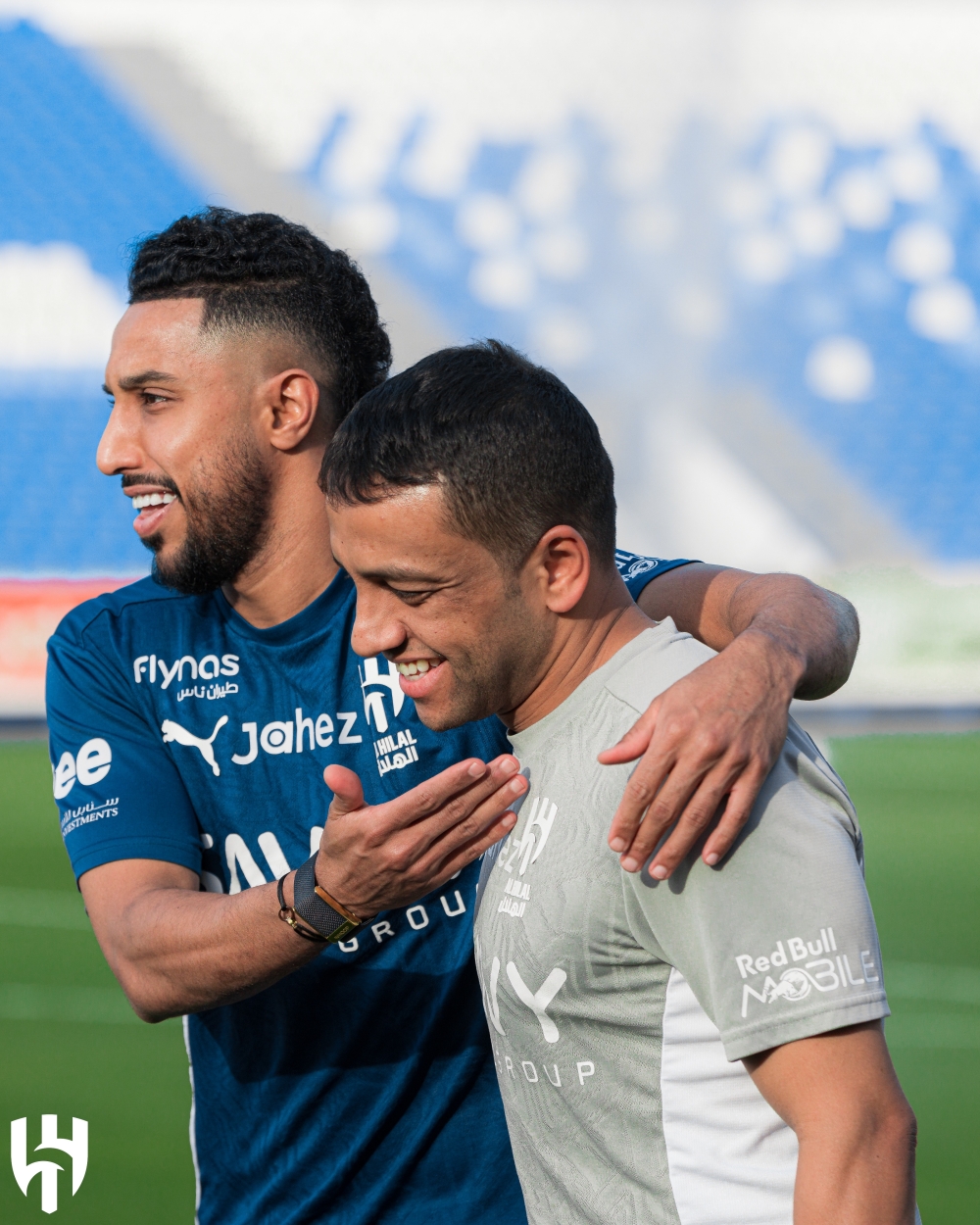 لاعبو الهلال يحتفلون بتجديد سالم الدوسري على طريقتهم