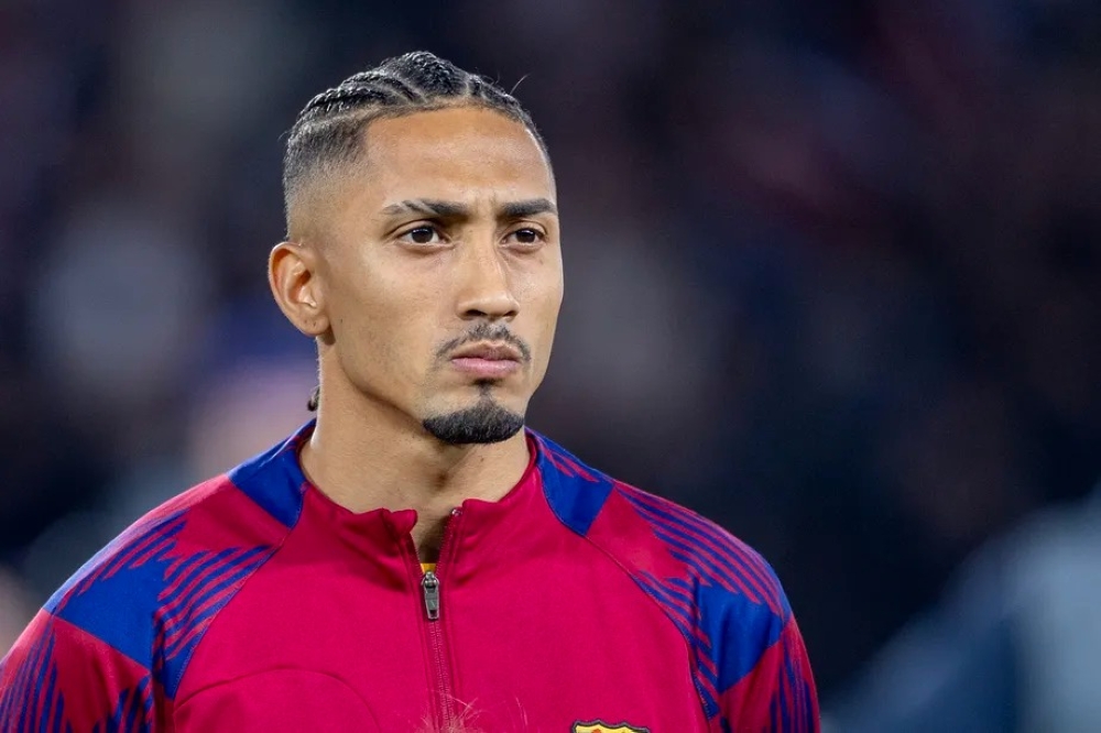 البرازيلي رافينيا يمدد عقده مع برشلونة حتى 2028
