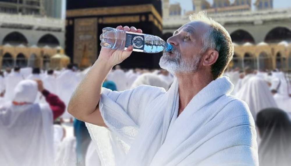حاج يشرب ماء زمزم