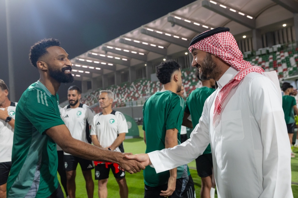 وزير الرياضة يدعم لاعبي الأخضر قبل لقاء البحرين