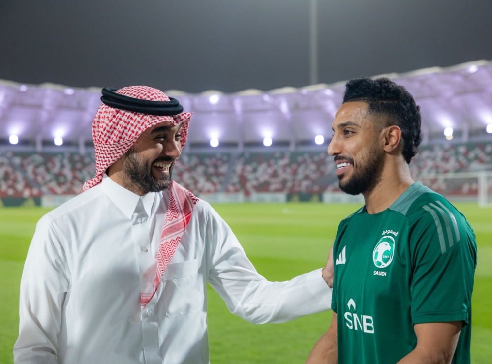 وزير الرياضة يدعم لاعبي الأخضر قبل لقاء البحرين