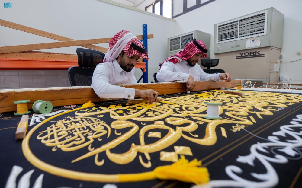 تحفة مهيبة.. جماليات الخط العربي تتلألأ ذهبًا على ثوب الكعبة