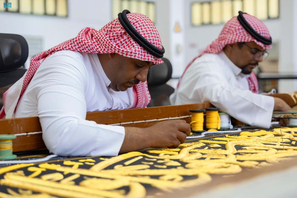 تحفة مهيبة.. جماليات الخط العربي تتلألأ ذهبًا على ثوب الكعبة
