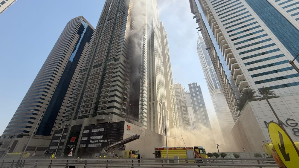 حريق ببرج في دبي.. والدفاع المدني يتعامل
