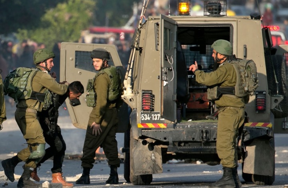 الاحتلال الإسرائيلي يعتقل 20 فلسطينيًا من الضفة الغربية اليوم