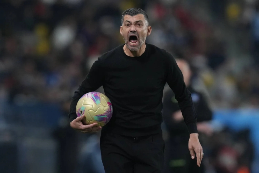 النصر يفتح باب المفاوضات مع سيرجيو كونسيساو لخلافة بيولي