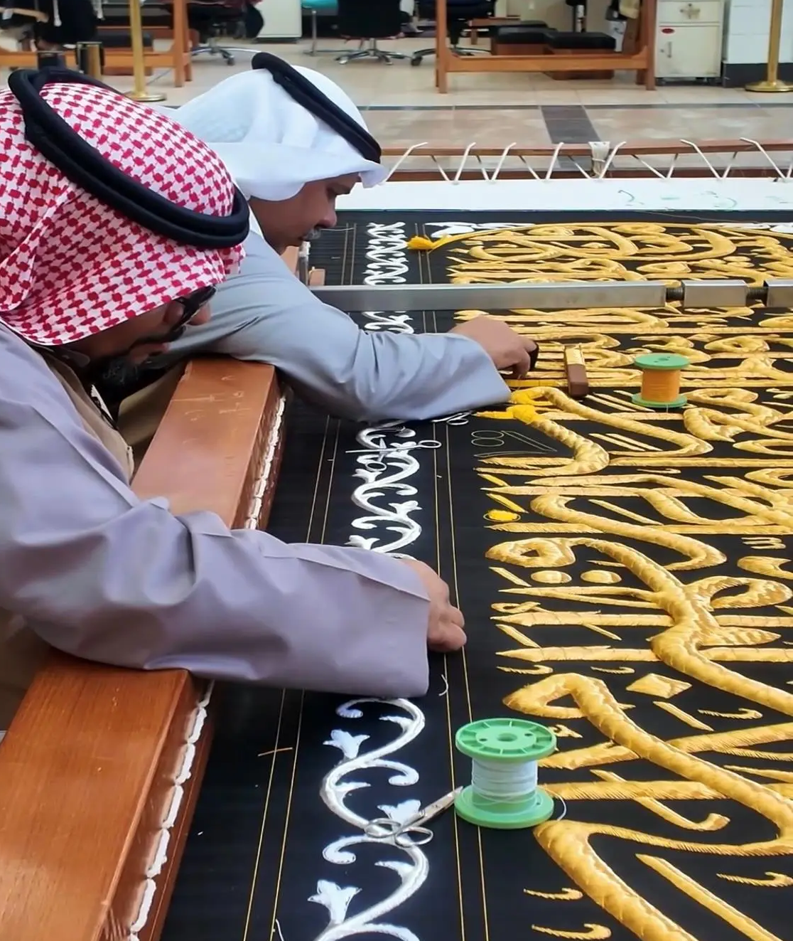بأيادٍ سعودية محترفة.. 7 مراحل لصناعة كسوة الكعبة