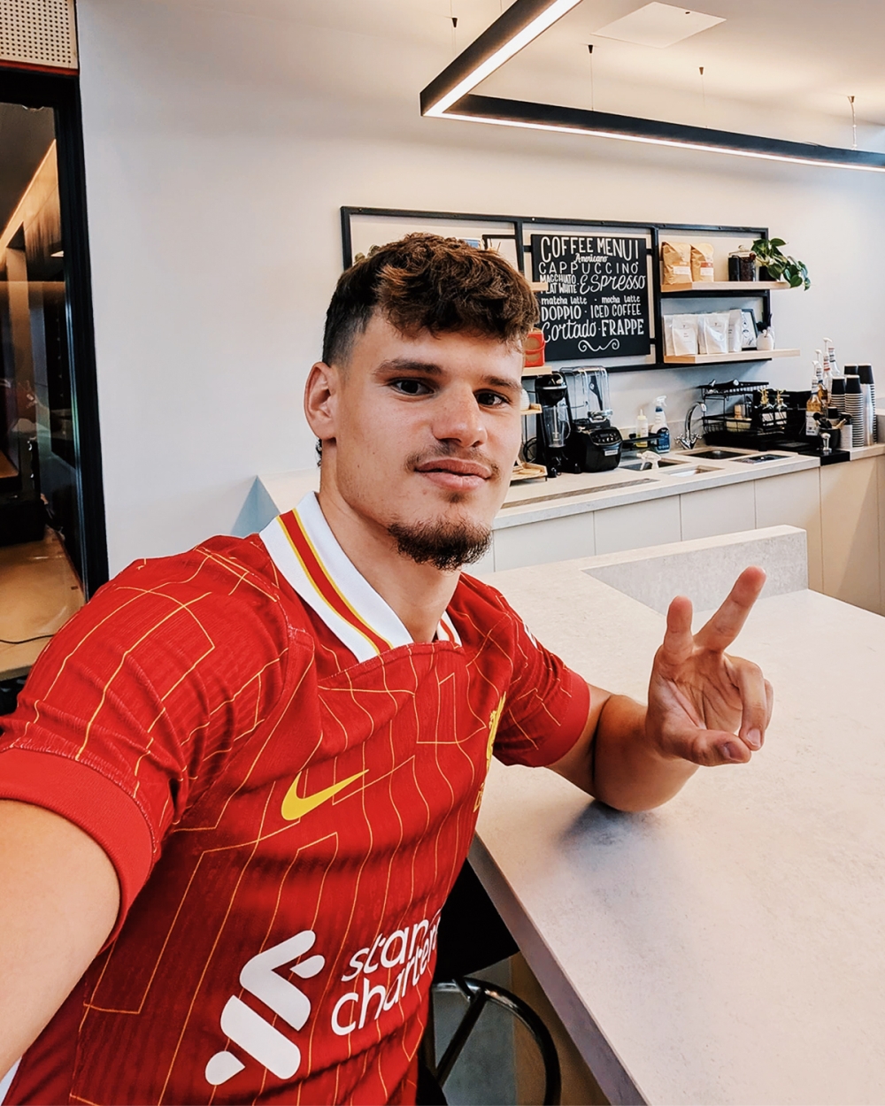 ليفربول يعلن تعاقده مع الظهير المجري كيركيز