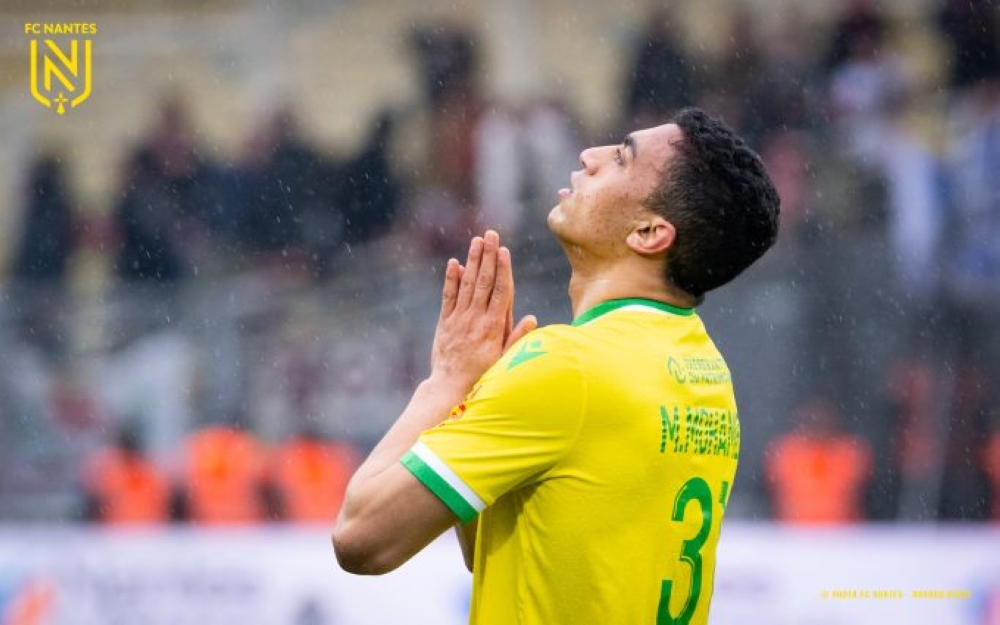 مهاجم منتخب مصر يدخل حسابات نيوم 