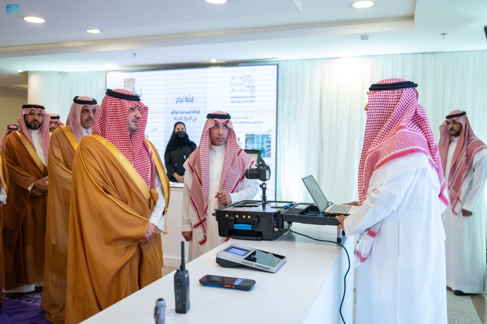 وزير الداخلية يتابع سير العمل في وكالة الأحوال المدنية