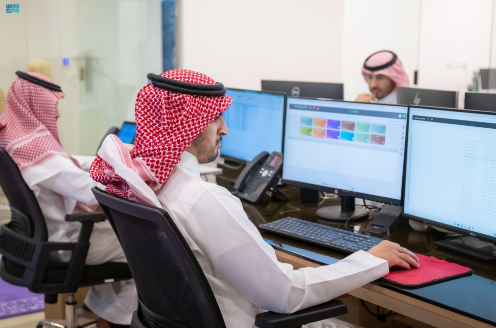 وزير الداخلية يتابع سير العمل في وكالة الأحوال المدنية