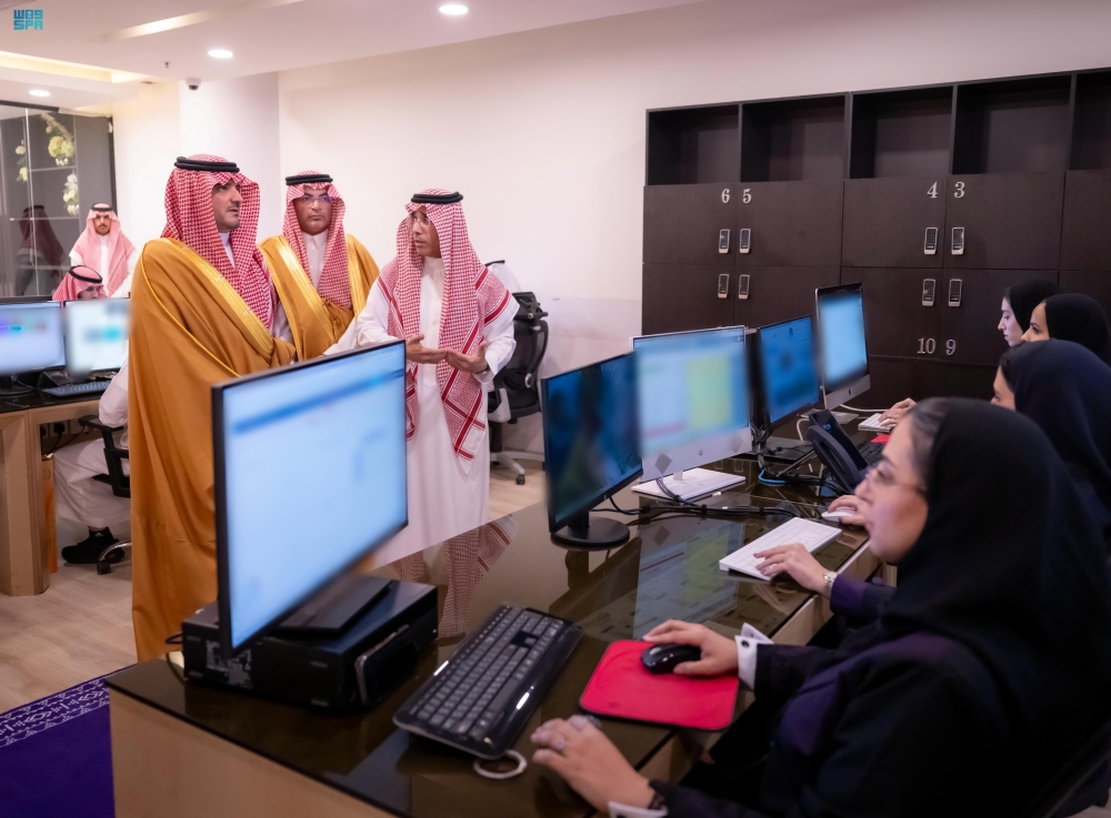 وزير الداخلية يتابع سير العمل في وكالة الأحوال المدنية