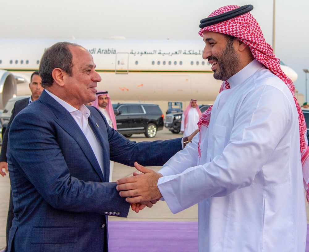 الرئيس المصري يغادر نيوم وولي العهد في مقدمة مودعيه 
