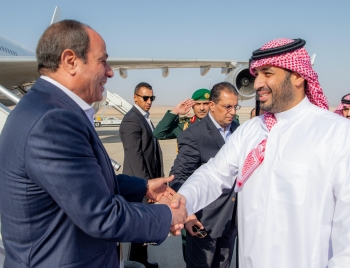 الرئيس المصري يصل إلى نيوم وولي العهد في مقدمة مستقبليه