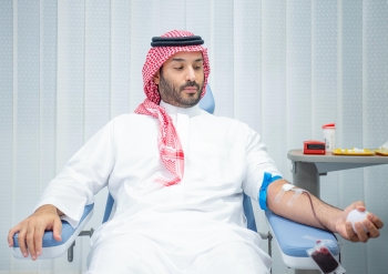 سمو ولي العهد خلال مبادرته الكريمة بالتبرع بالدم - اليوم