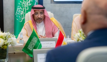 وزير الصناعة يبحث تعزيز التكامل الصناعي مع نظيره المصري