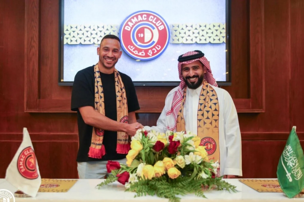 ضمك يؤمن مرماه بحارس برازيلي