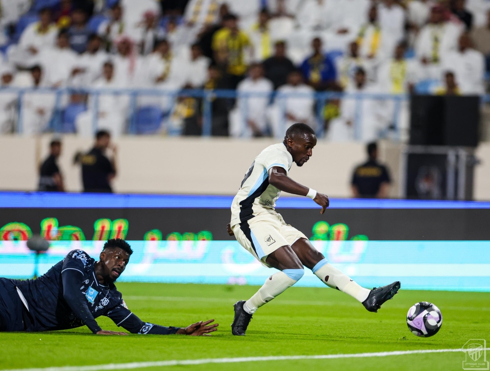 الاتحاد يفتتح الدوري بخماسية في شباك الأخدود