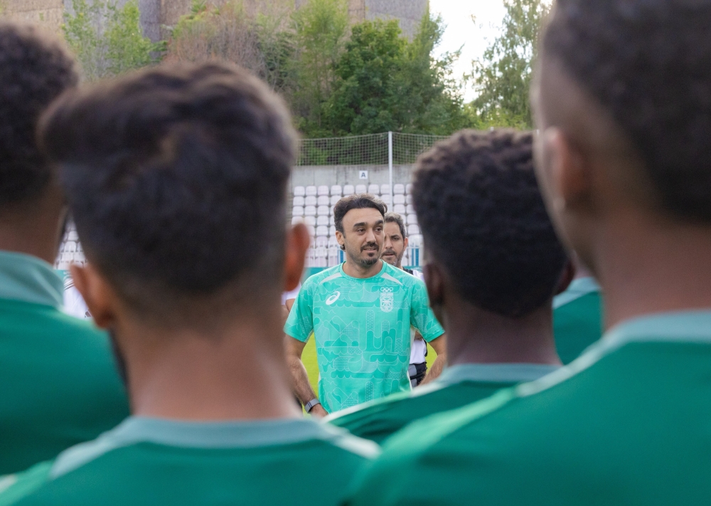 وزير الرياضة يزور معسكر الأخضر في التشيك
