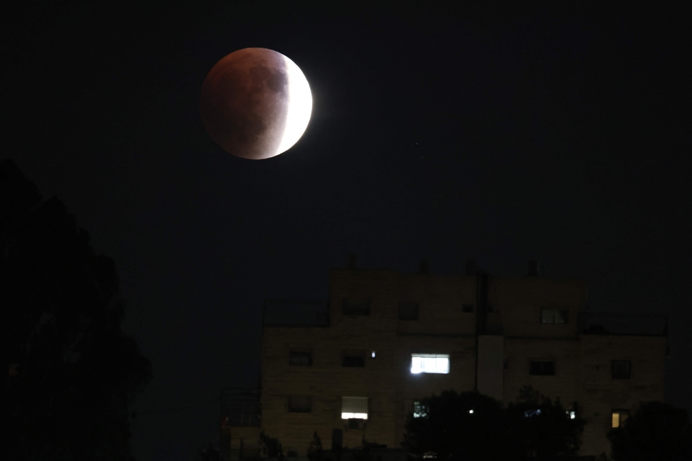 مشاهد بديعة.. هكذا ظهر خسوف القمر حول العالم