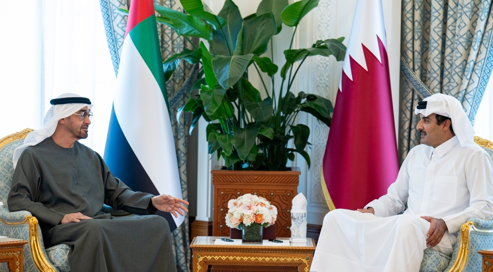 أمير دولة قطر يستقبل رئيس دولة الإمارات